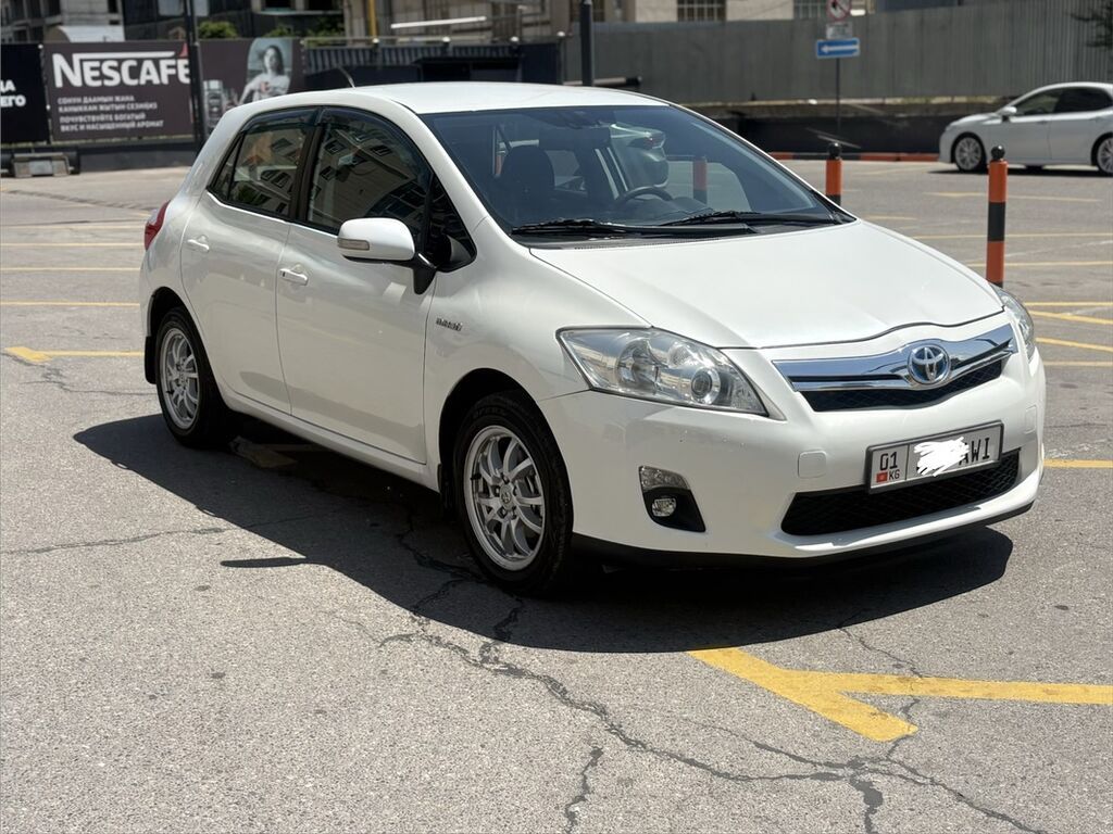 Toyota Auris: 2011 г., 1.8 л, Вариатор, Гибрид, Хэтчбэк: фото 2