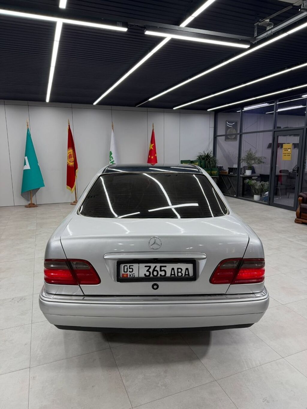 Mercedes-Benz E-Class: 1996 г., 3.2 л, Механика, Бензин, Седан: фото 1