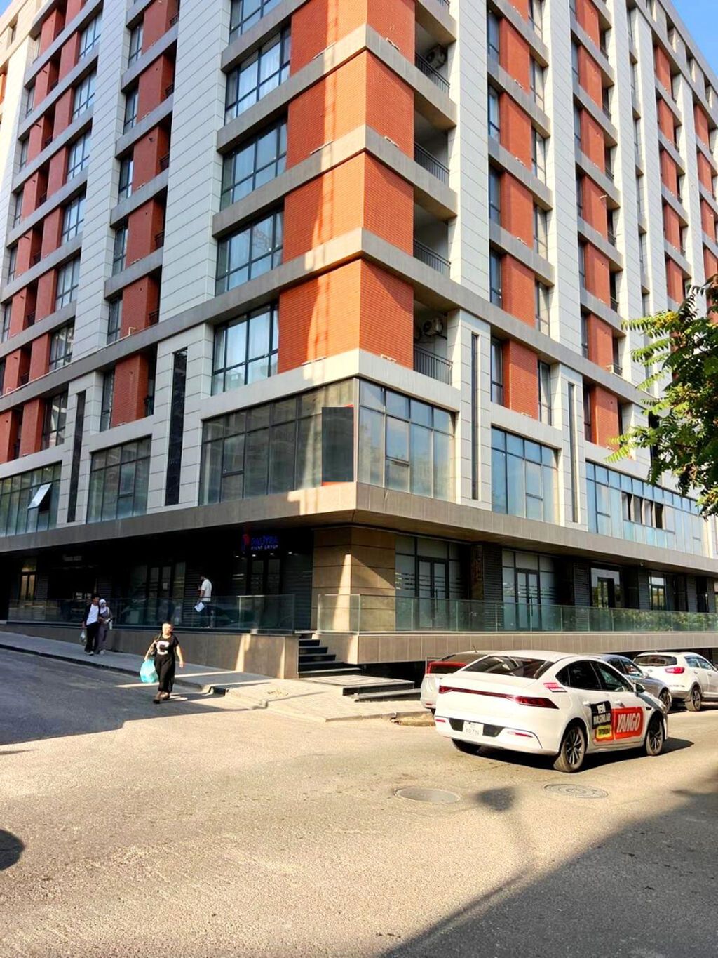 Nizami metrosuna piyada 3-4 dəqiqə məsafədə, Şəhərin ən prestijli