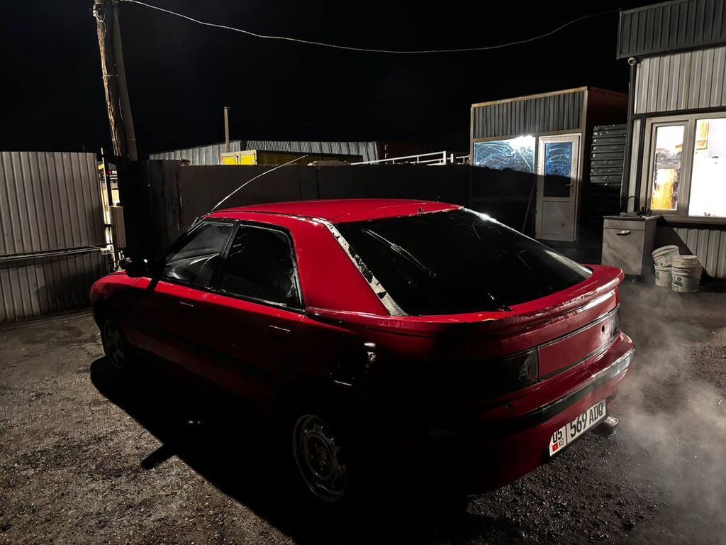 Mazda 323: 1990 г., 1.6 л, Механика, Бензин, Седан: фото 3