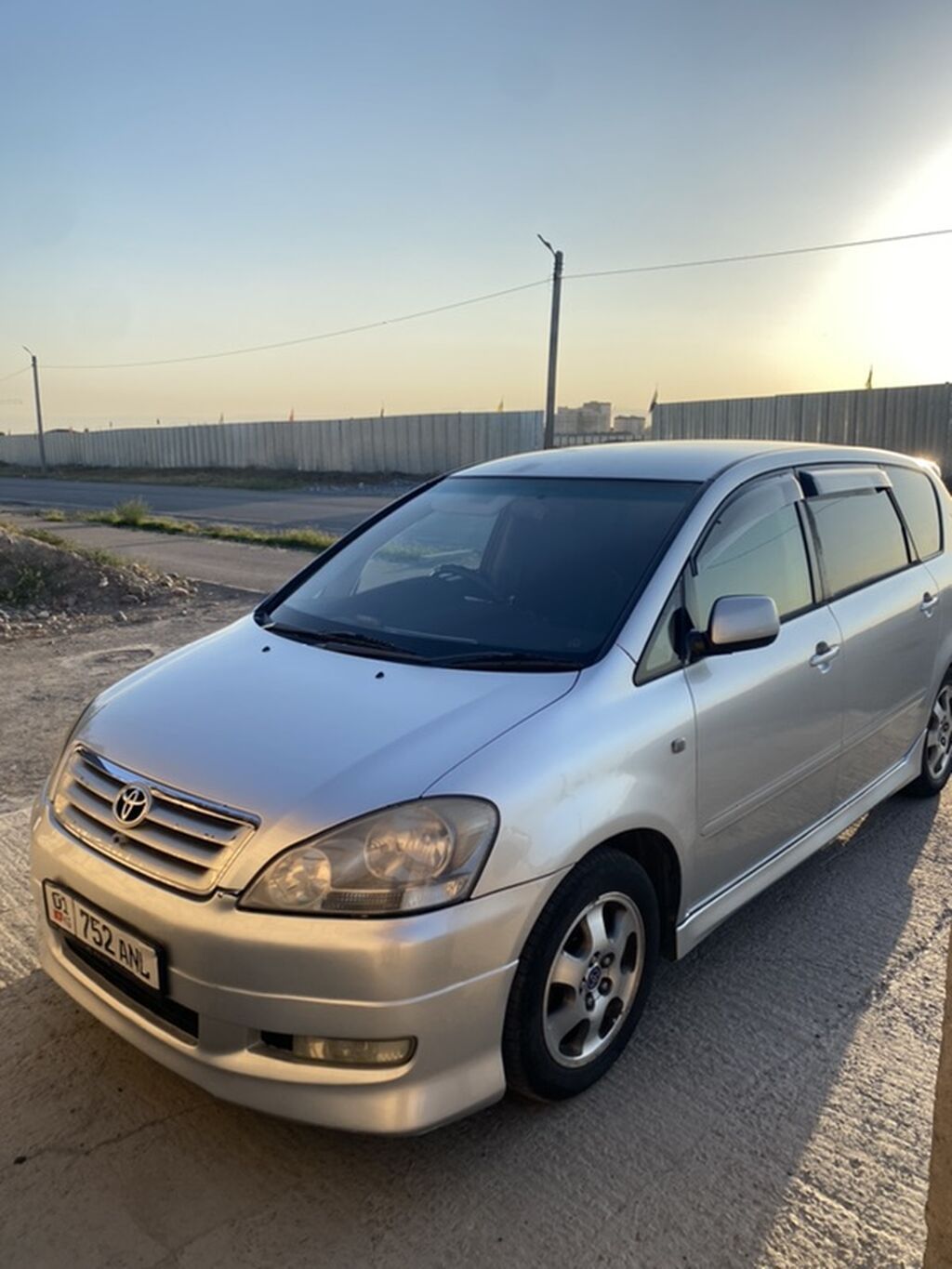 Toyota Ipsum: 2002 г., 2.4 л, Автомат, Бензин, Минивэн: фото 3