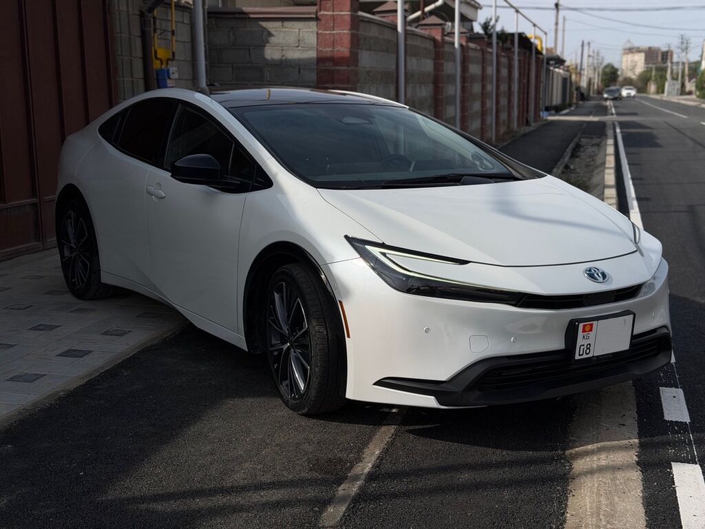 Toyota Prius: 2023 г., 2 л, Автомат, Гибрид, Лифтбек: фото 3