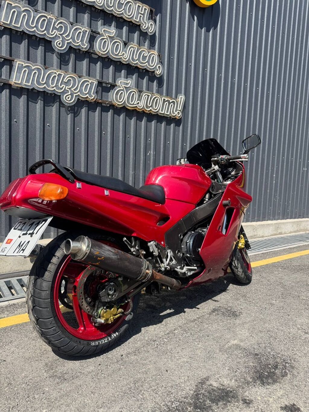 Спортивный мотоцикл Kawasaki zzr1100 в красном цвете. Основные: фото 2