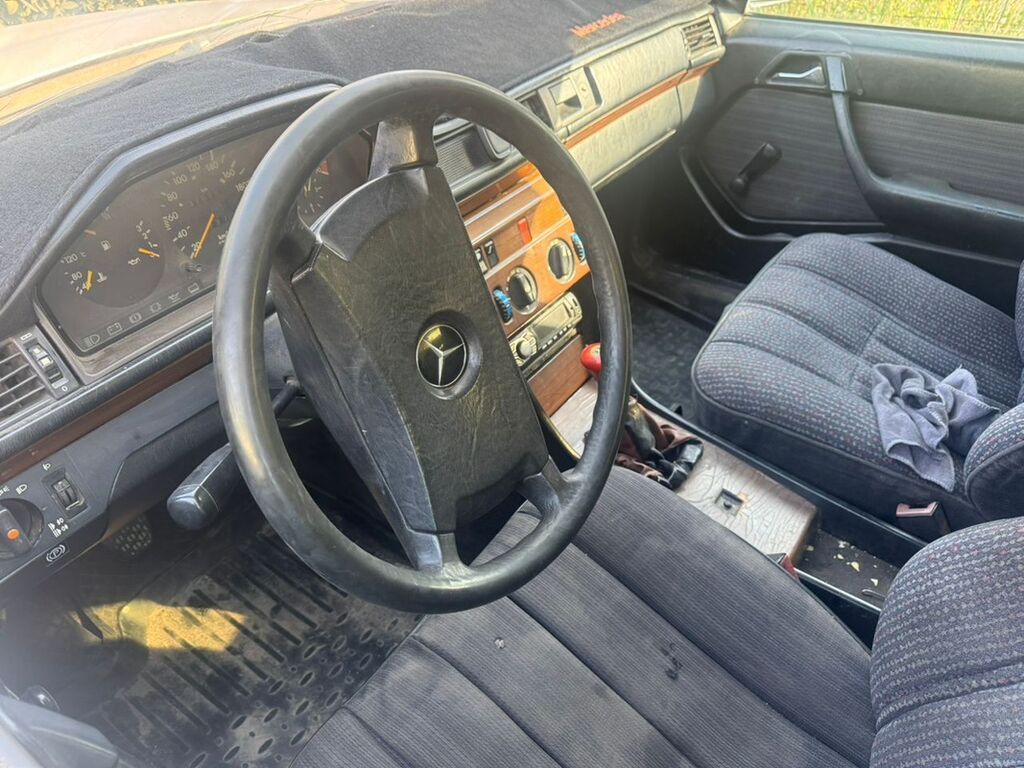 Mercedes-Benz W124: 1988 г., 2.3 л, Механика, Бензин, Седан: фото 6