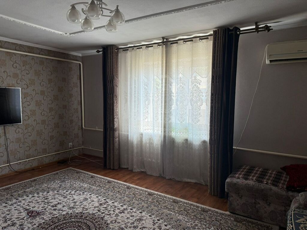 Светлая гостиная/зал с телевизором и кондиционером Просторная комната: фото 3