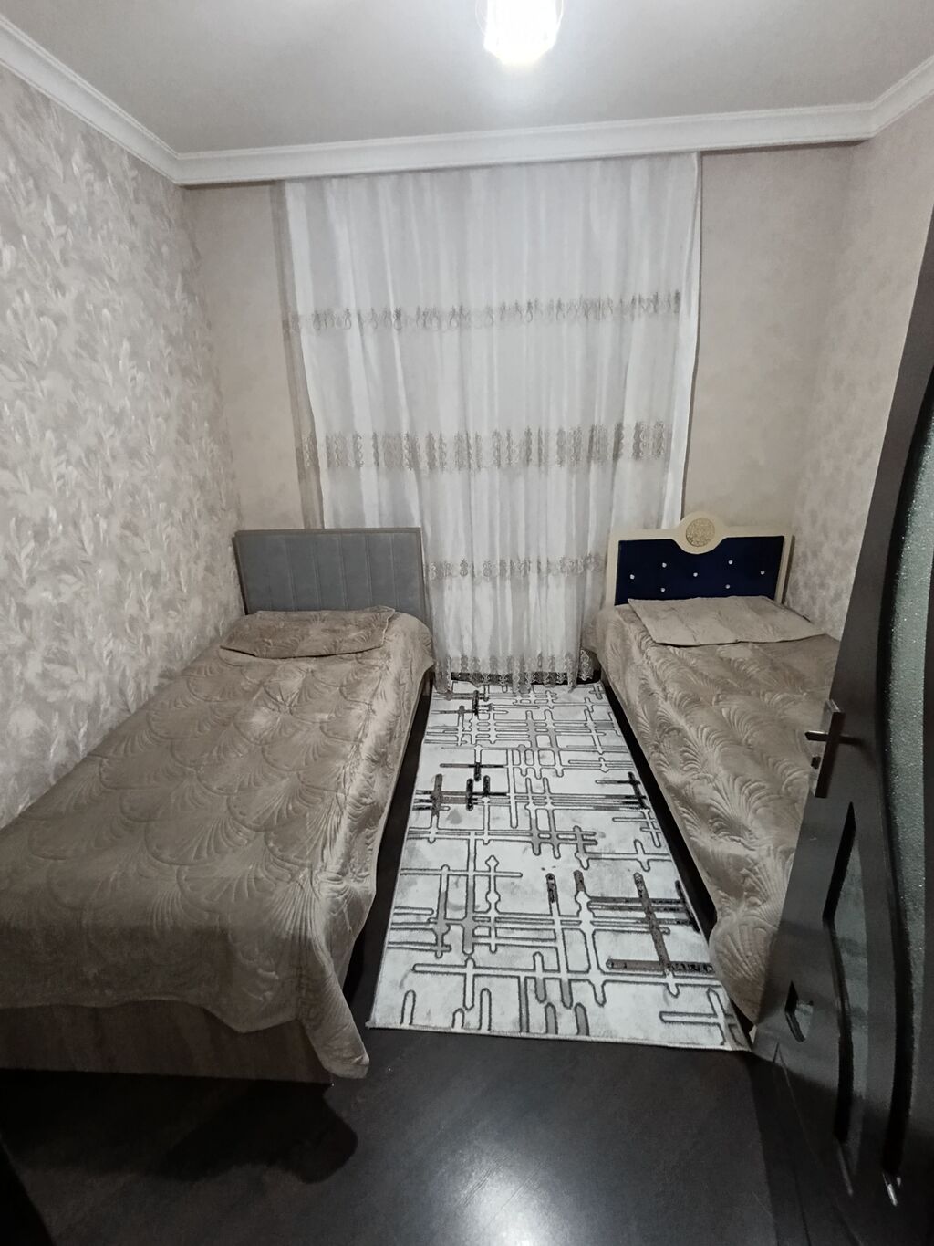 Mənzil yeni Gəncədə Natarusun yanında yerləşir. Mənzildə bütün