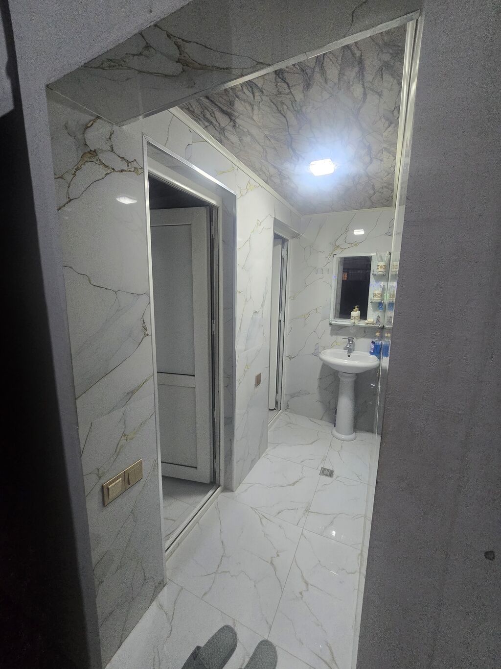 Mehdiabad Qəsəbəsində yerləşir. TamsStore'la üzbəüz məhəllədə. Şəxsi