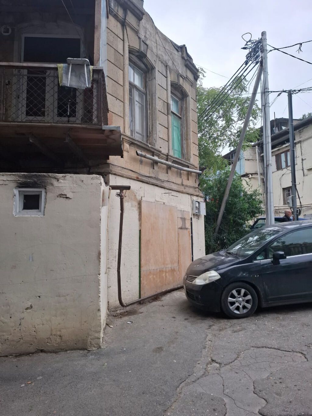 Seherin merkezinde. 28 may metrosunun teze cixisinin yaxinliginda
