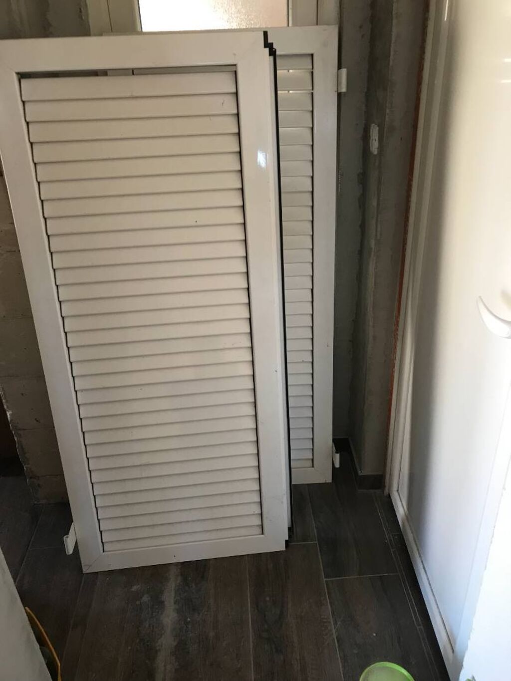 Prozori: Aluminijumski kapci za prozor bele boje . visine 145 i sirine jednog