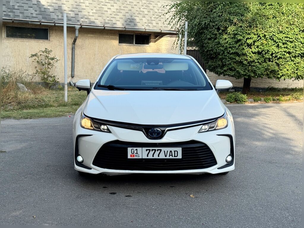 Toyota Corolla: 2021 г., 1.8 л, Вариатор, Гибрид, Седан: фото 2
