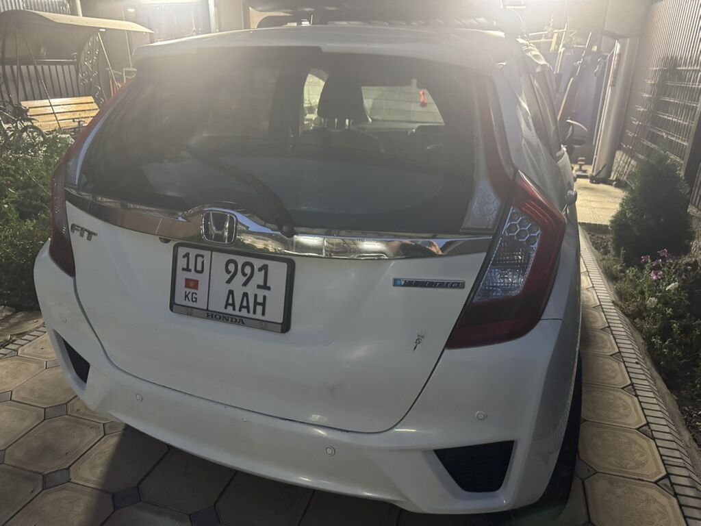 Honda Fit: 2015 г., 1.5 л, Автомат, Гибрид, Хэтчбэк: фото 4
