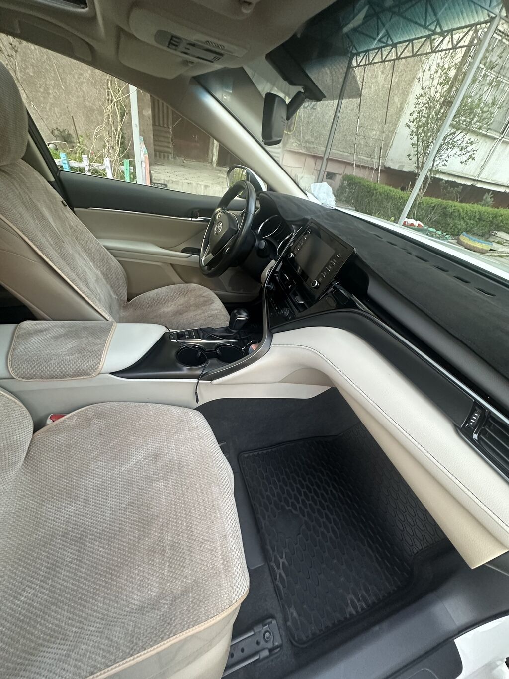 Toyota Camry: 2021 г., 2.5 л, Автомат, Гибрид, Седан: фото 2