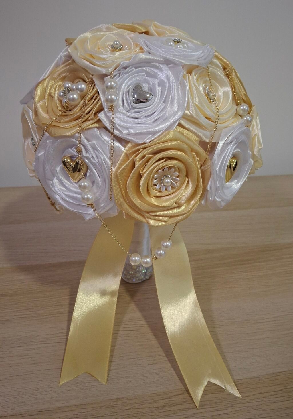 Svadbena oprema: Svadbeni bidermajer od satenskih ruža - Elegantna kugla sastavljena