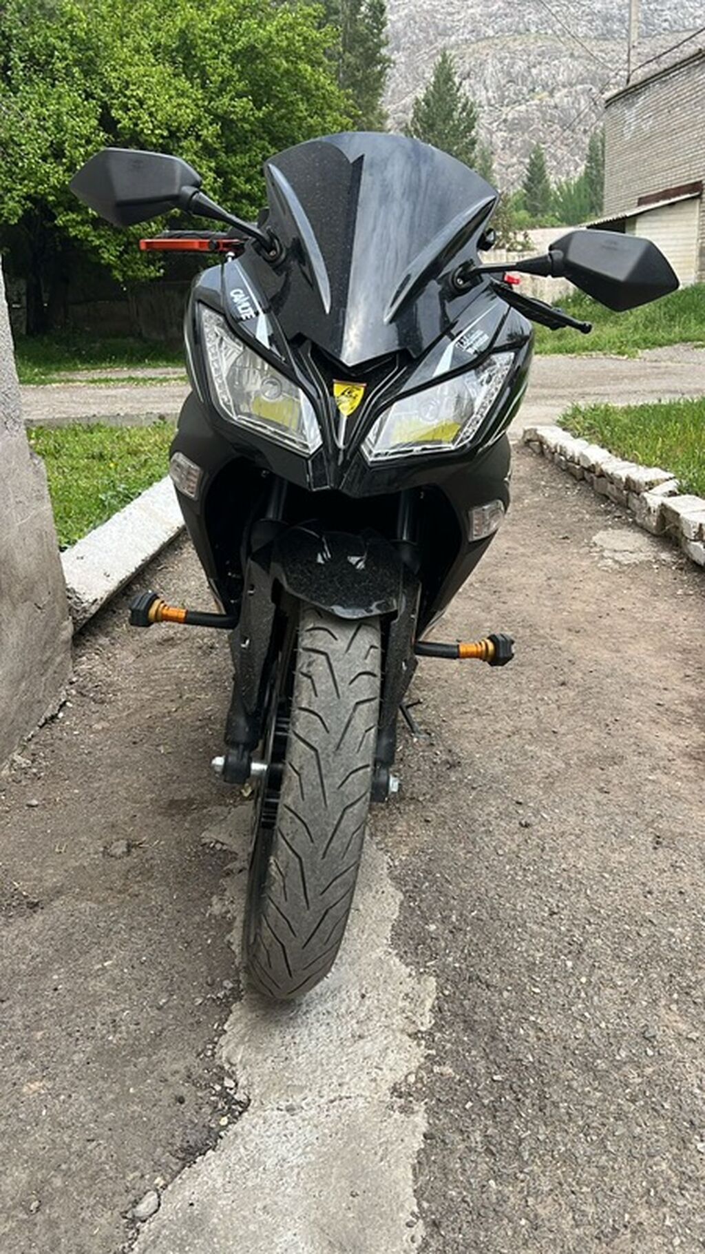 Спортивный мотоцикл класса 400см³ (визуально ближе к 400), черный, в: фото 3