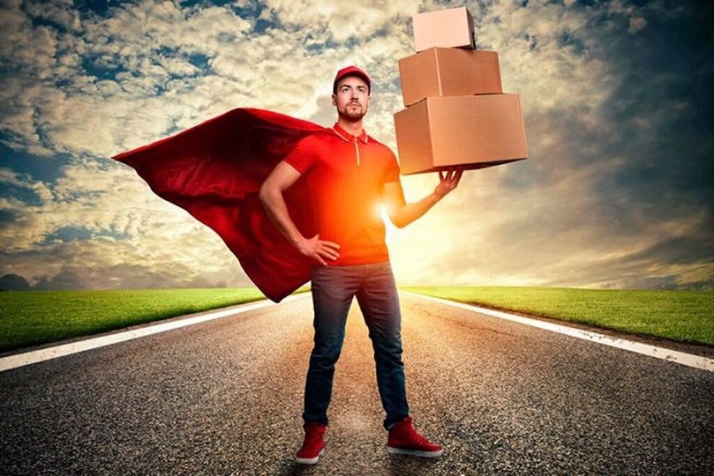 Курьер супермен. Доставщик. Супермен с посылкой. Супер курьер. Доставщик пиццы супергерой.