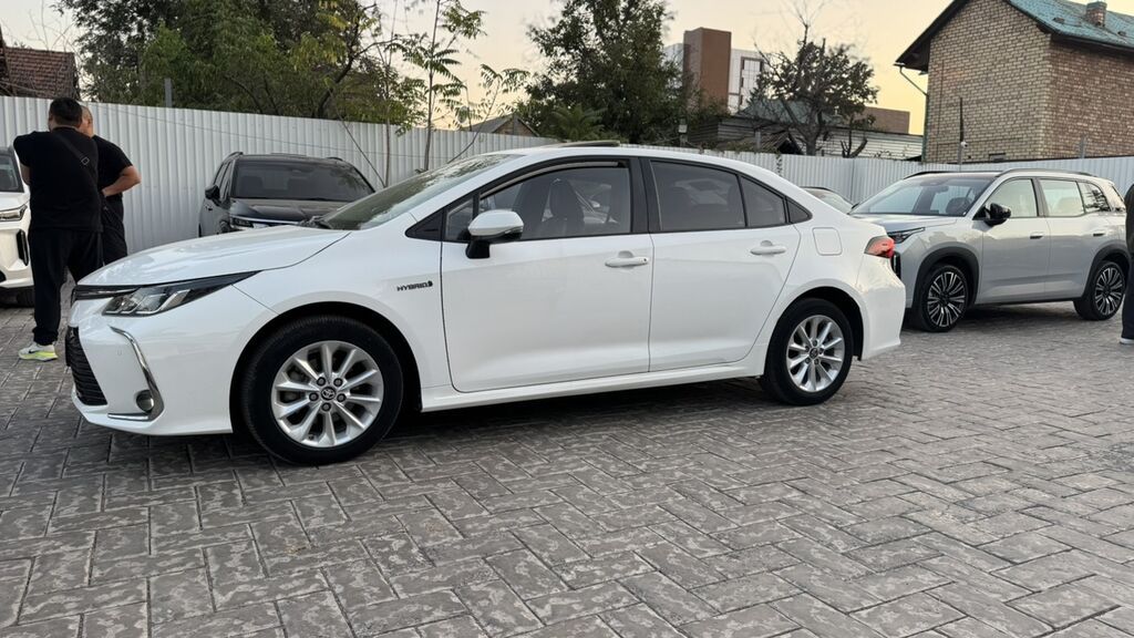 Toyota Corolla: 2020 г., 1.8 л, Автомат, Гибрид, Седан: фото 3