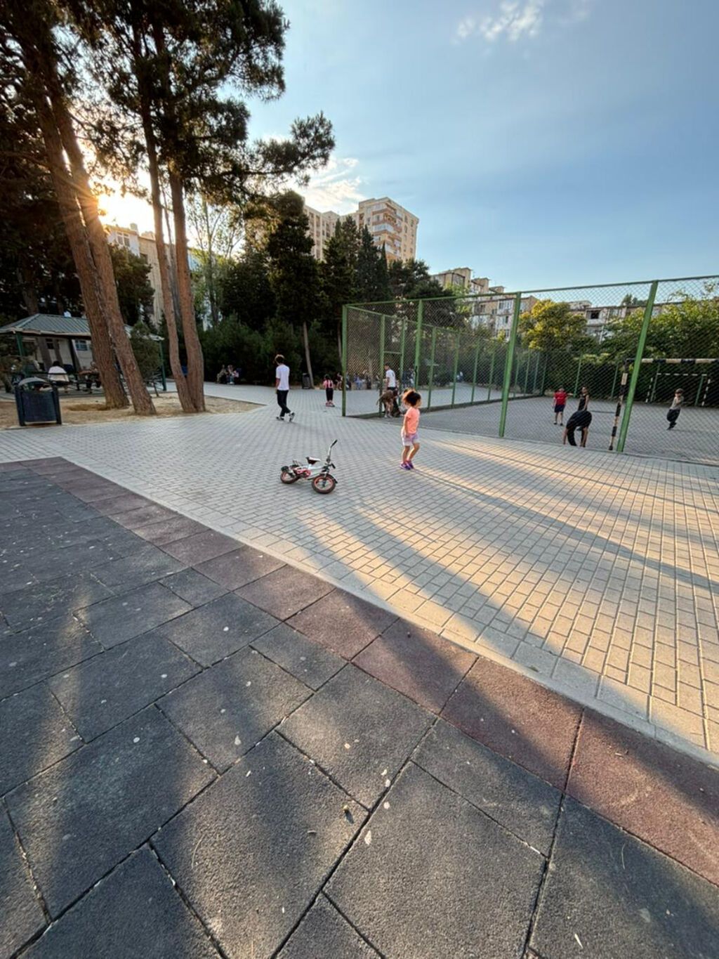 İnşaatçılar metrosuna 5 dəqiqəlik məsafədə, Şərifzadə küçəsi