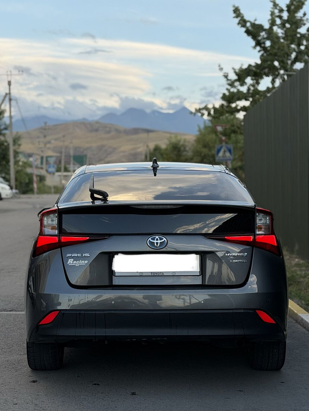 Toyota Prius: 2019 г., 1.8 л, Робот, Гибрид: фото 4