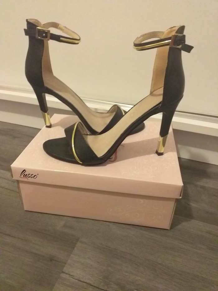 Ženske Sandale i Japanke: Jednom obuvena sandala elegantna, broj 38 na lalafo.rs Jednom obuvena sandala elegantna, broj 38 - Ruma