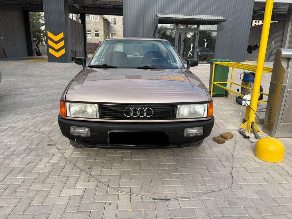 Audi 80: 1987 г., 1.8 л, Механика, Бензин, Седан: фото 1