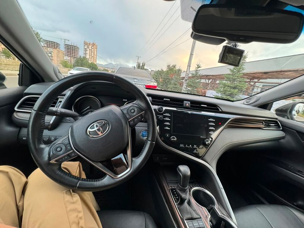 Toyota Camry: 2020 г., 2.5 л, Автомат, Гибрид, Седан: фото 3