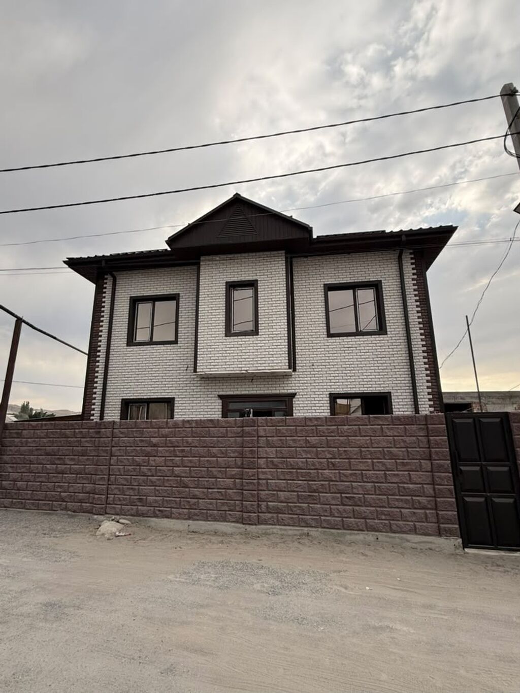 В продажу вышел дом в селе Орто-Сай 2 этажа 4 комнаты Площадь: фото 1