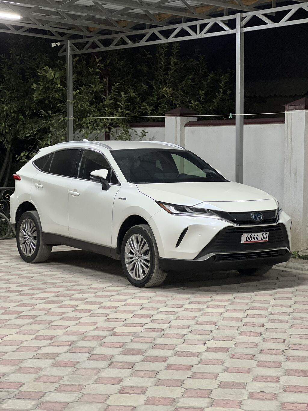 Toyota Venza: 2021 г., 2.5 л, Автомат, Гибрид, Кроссовер: фото 1