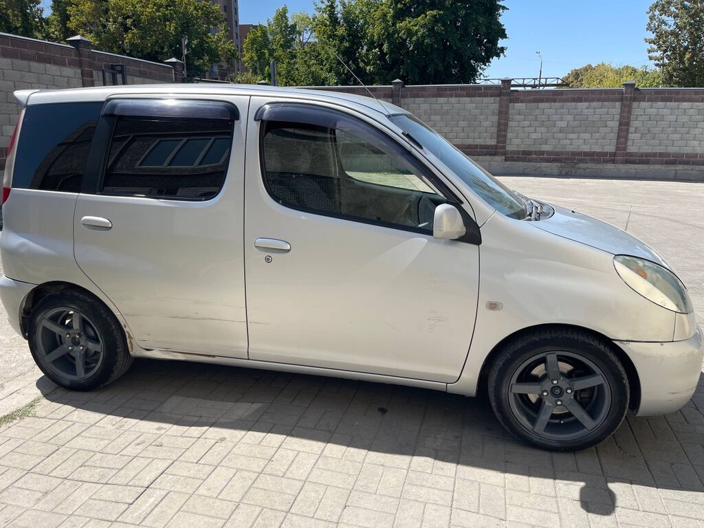 Toyota Funcargo: 2002 г., 1.3 л, Автомат, Бензин, Фургон: фото 2