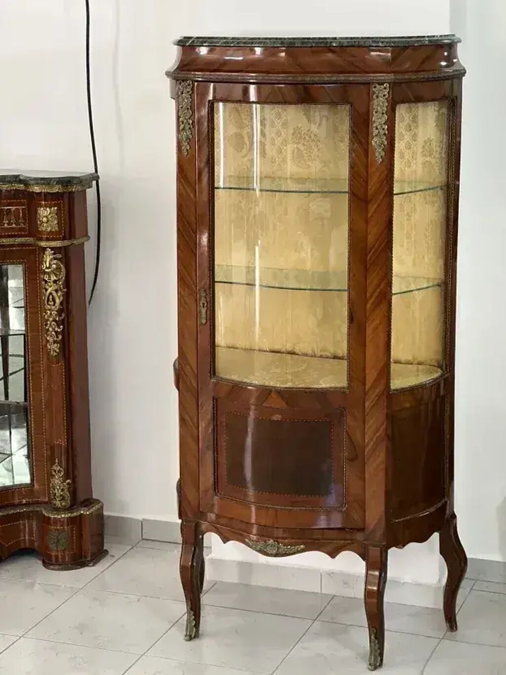 Stilske vitrine: Stilska vitrina / kristalijera (zeleni mermer) Dobro stanje sirina 76