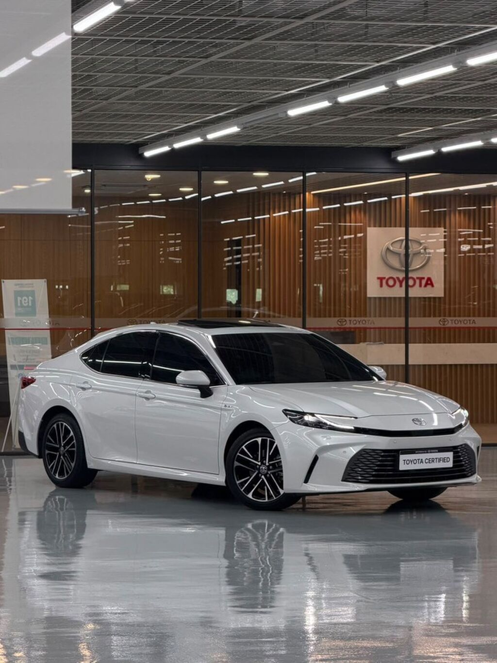 Toyota Camry: 2024 г., 2.5 л, Вариатор, Гибрид, Седан: фото 2