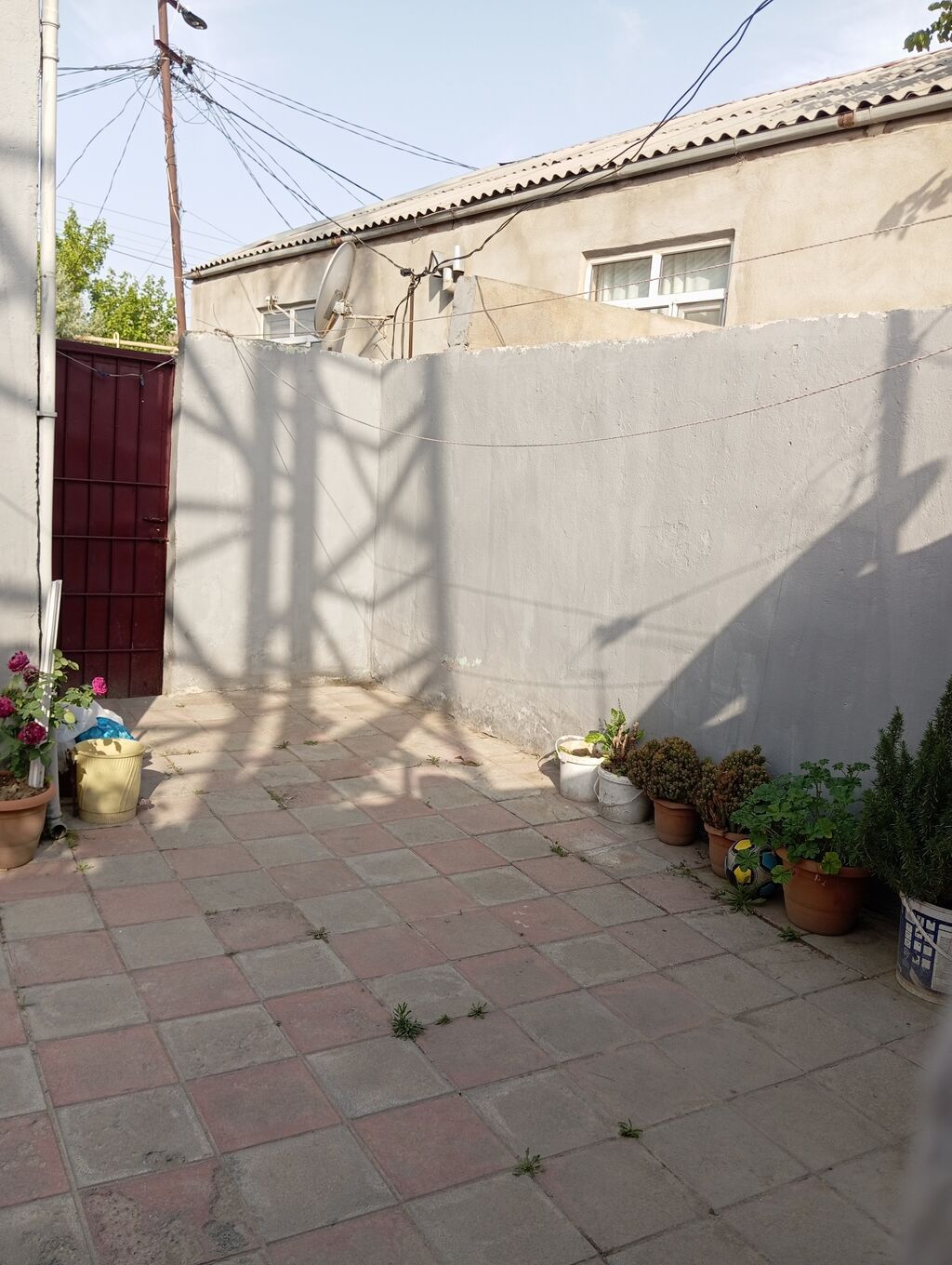 Naxalastroyda 4 otaqlı əşyalı həyət evi satılır evin hər bir şəraiti