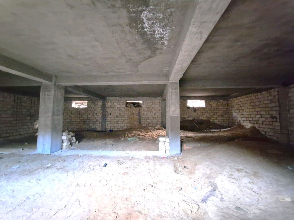 9 otaq, 810 kv. m, Təmirsiz