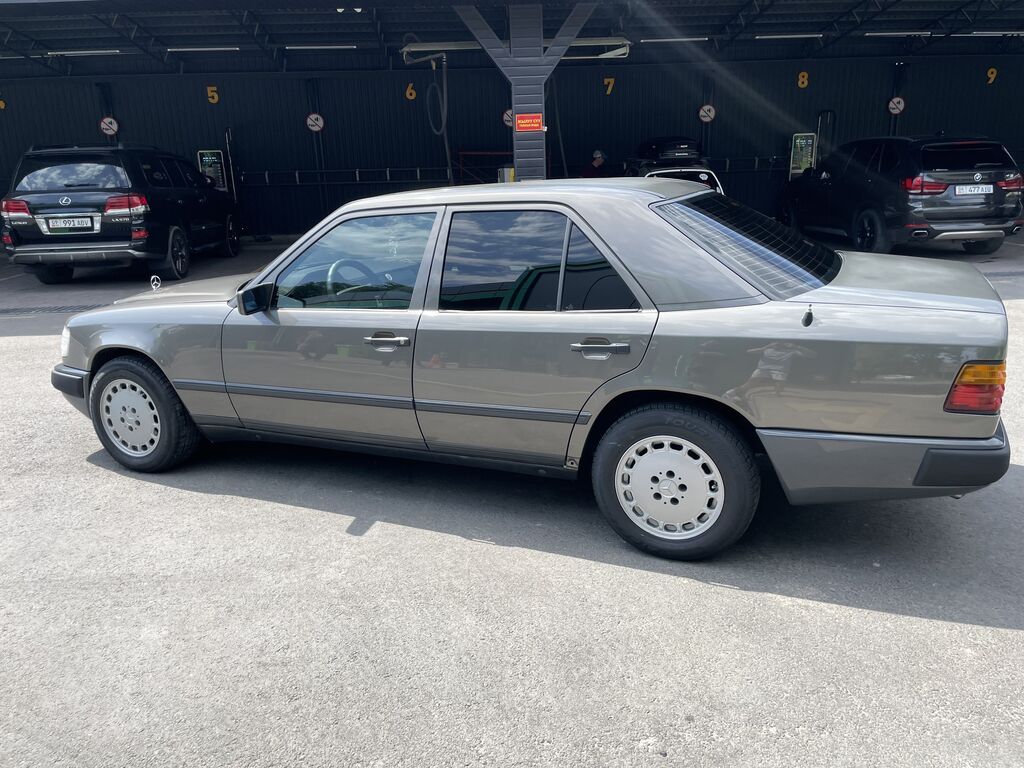 Mercedes-Benz W124: 1988 г., 2.3 л, Механика, Бензин, Седан: фото 2