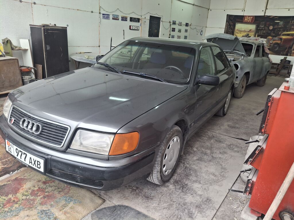 Audi 100: 1991 г., 2 л, Механика, Бензин, Седан: фото 3