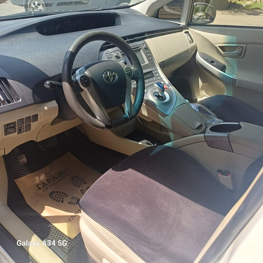 Toyota Prius: 2012 г., 1.8 л, Автомат, Гибрид, Хэтчбэк: фото 5