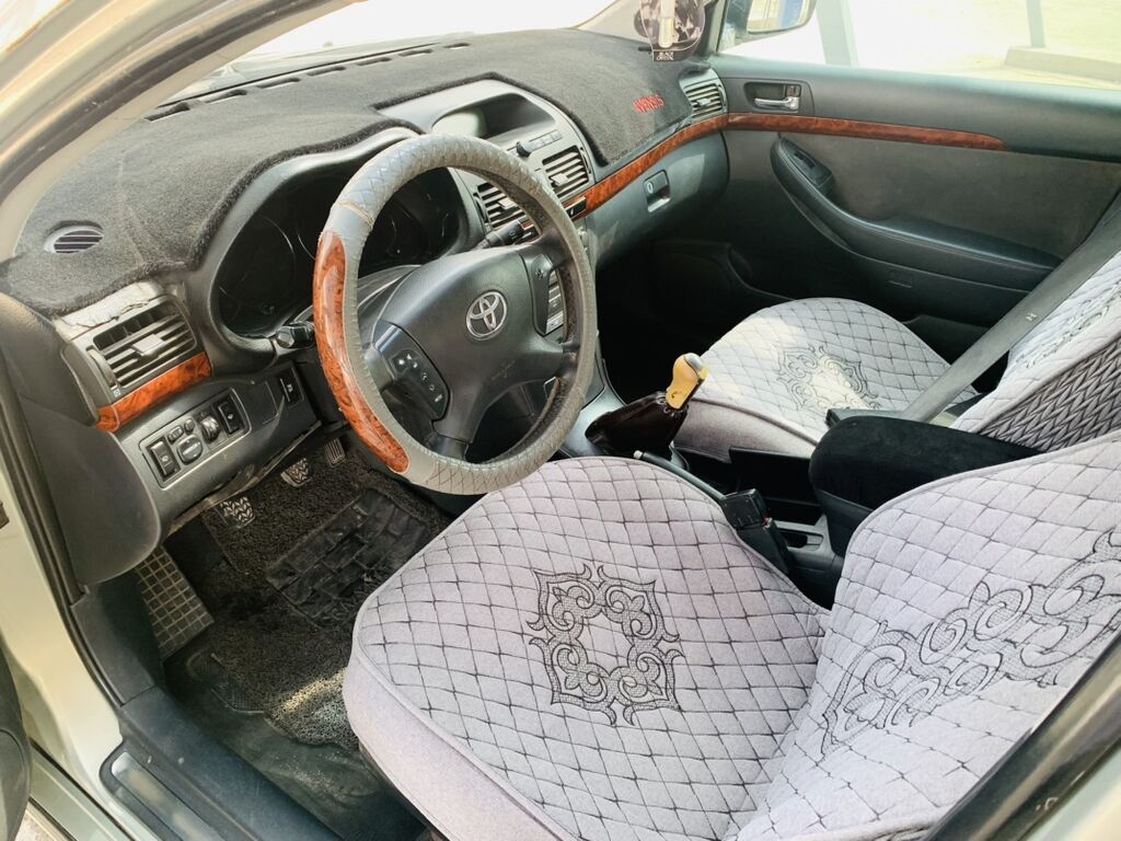 Toyota Avensis: 2005 г., 1.8 л, Механика, Бензин, Седан: фото 5