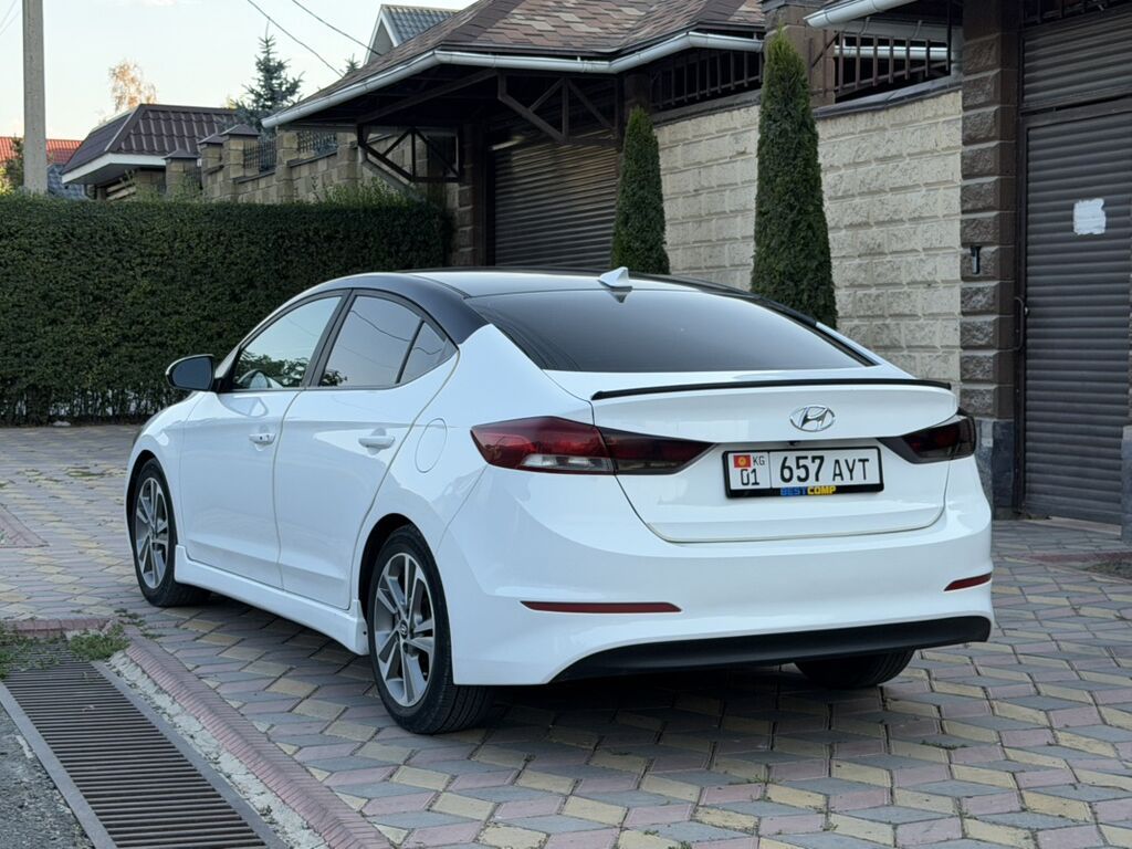 Hyundai Elantra: 2017 г., 2 л, Автомат, Бензин, Седан: фото 3