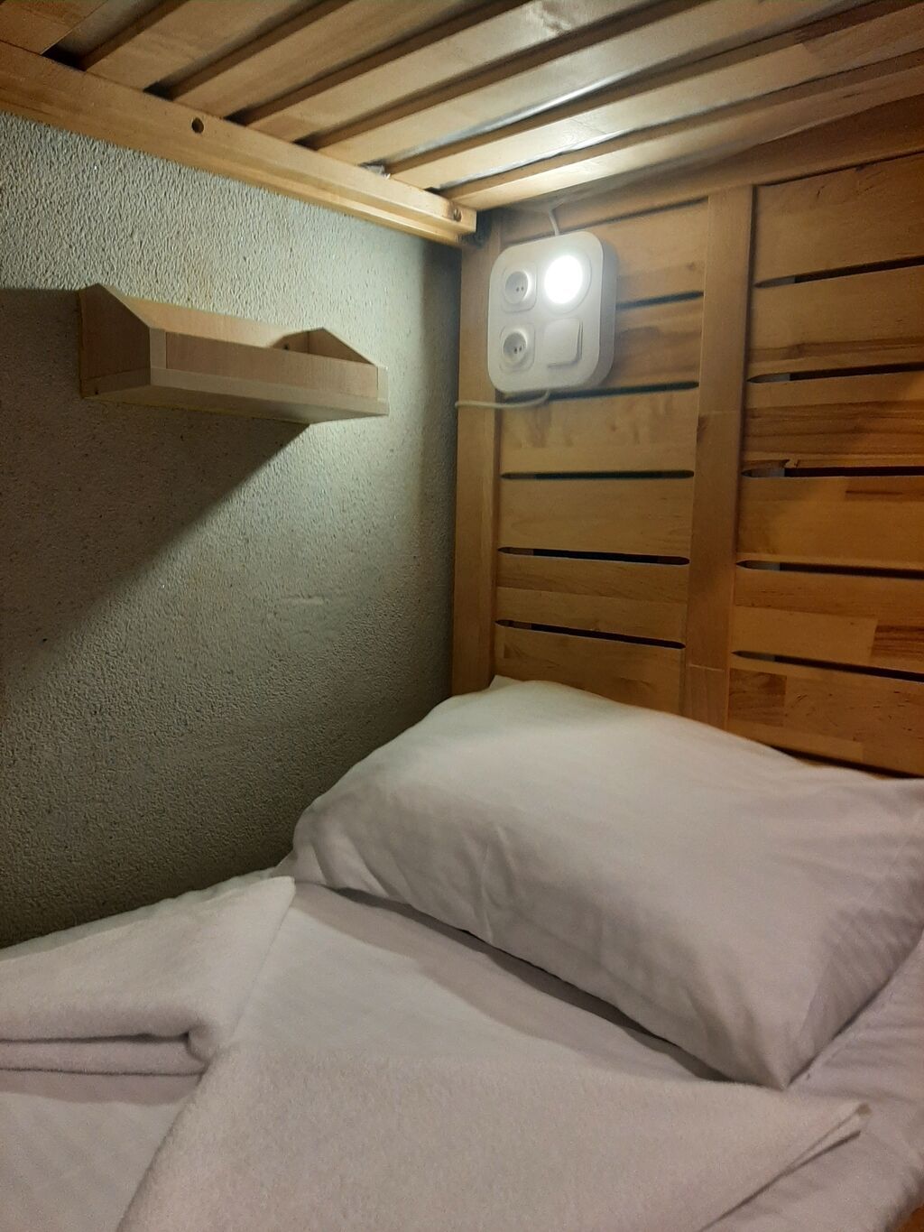 Hostel 1 günü bir yataq üçün 10 manat.watsapp 0555136040