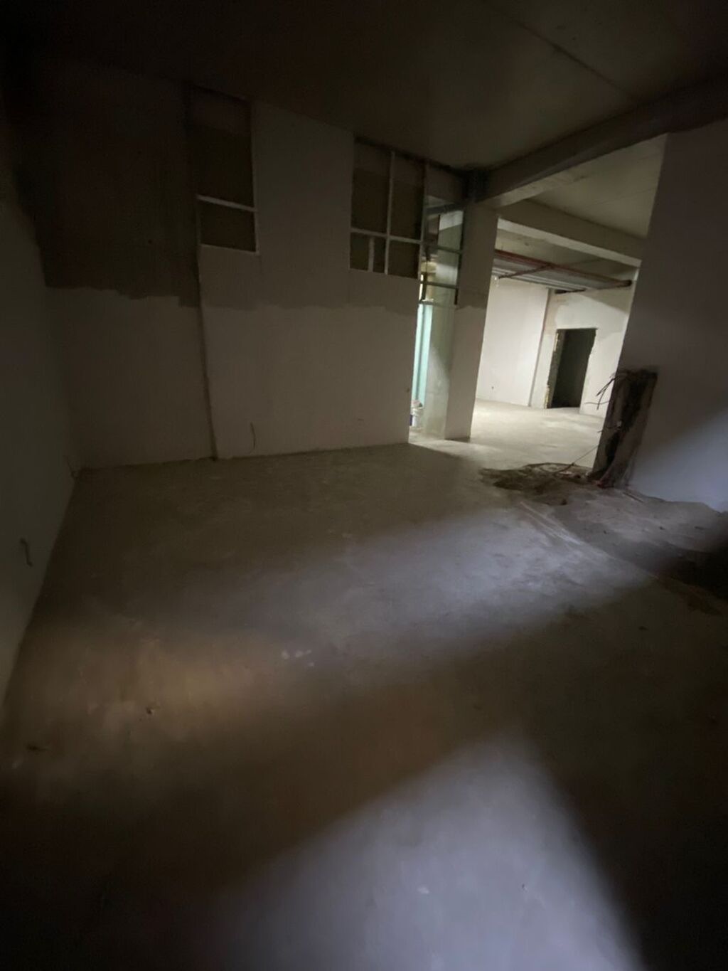 Сдается цокольный этаж площадью 415 м² в центре Бишкека. Локация: -