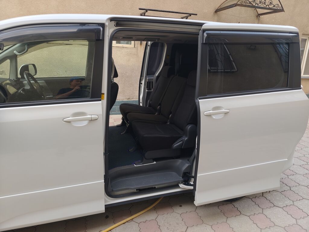 Toyota Voxy: 2008 г., 2 л, Вариатор, Бензин, Минивэн: фото 4