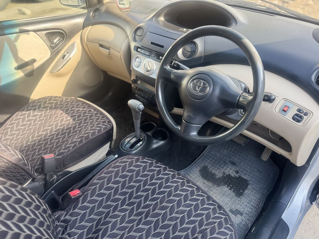 Toyota Vitz: 2004 г., 1.3 л, Автомат, Бензин, Хэтчбэк: фото 5