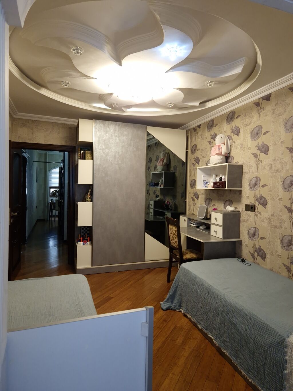 Bakı, 3 otaqlı, Köhnə tikili, m. Xalqlar Dostluğu, 85 kv. m