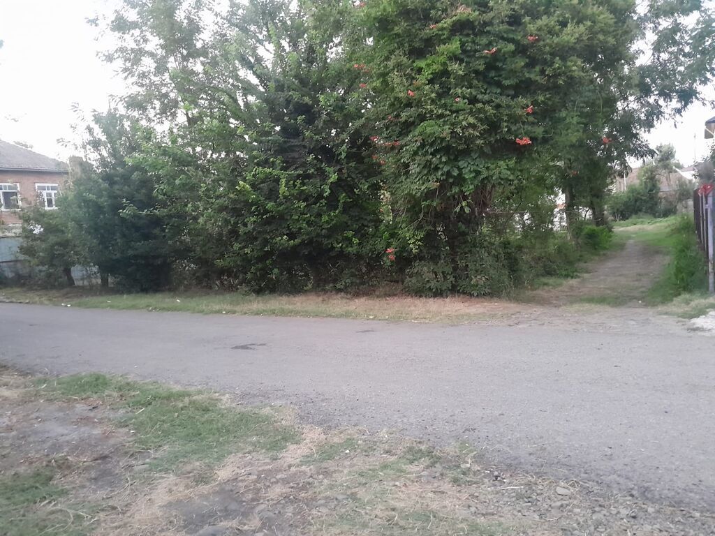 Satılır geniş həyəti var iki lərtəbə köhnə tikili var bağı var əlavə