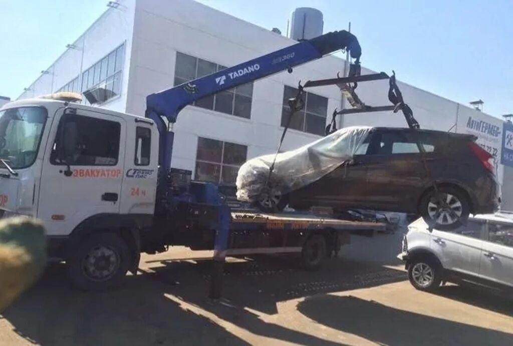 Эвакуатор с краном техники. Машина на эвакуаторе. Вызвать эвакуатор манипулятор москва. Вызвать эвакуатор манипулятор москва. Вызвать эвакуатор манипулятор москва.