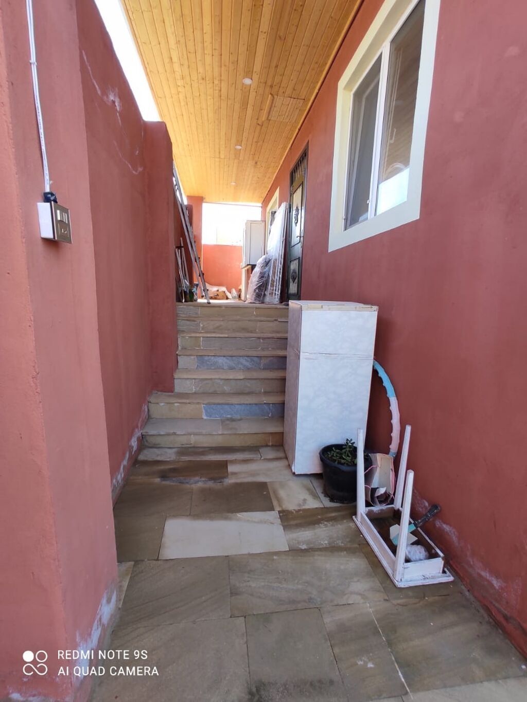 Hovsan gesebesi.həyət evi - Tam hasarlı, darvazalı həyət; daş