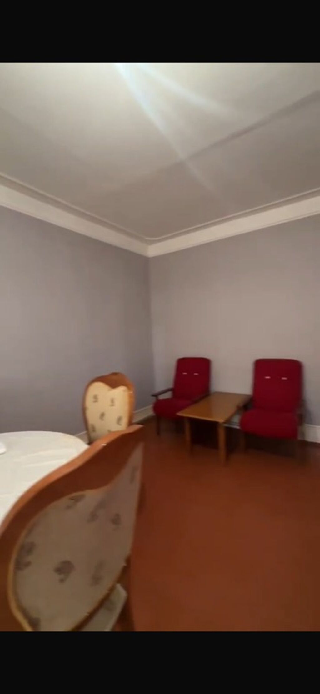 Kirayə mənzil – 2 otaqlı Plan və xüsusiyyətlər: - Geniş, işıqlı zal