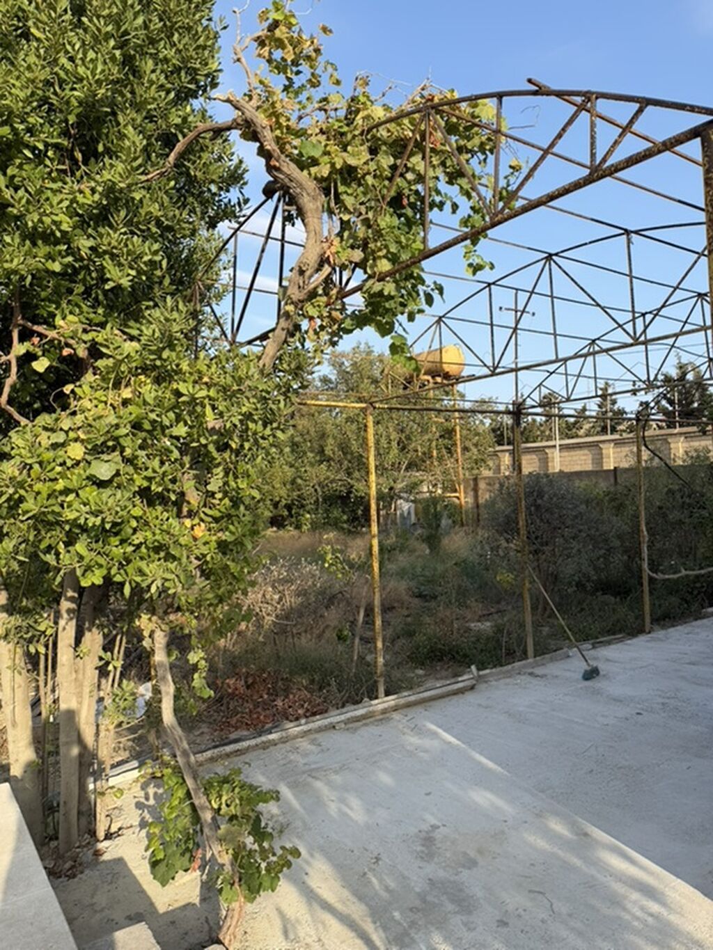 Novxanıda elit məhlədə hovuzlu ev kirayə verirəm. İki mətbəx, 3 otaq