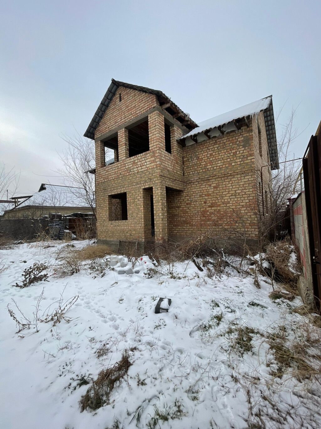 Продаётся 2 этажный кирпичный дом +1 комната с подвалом под магазин