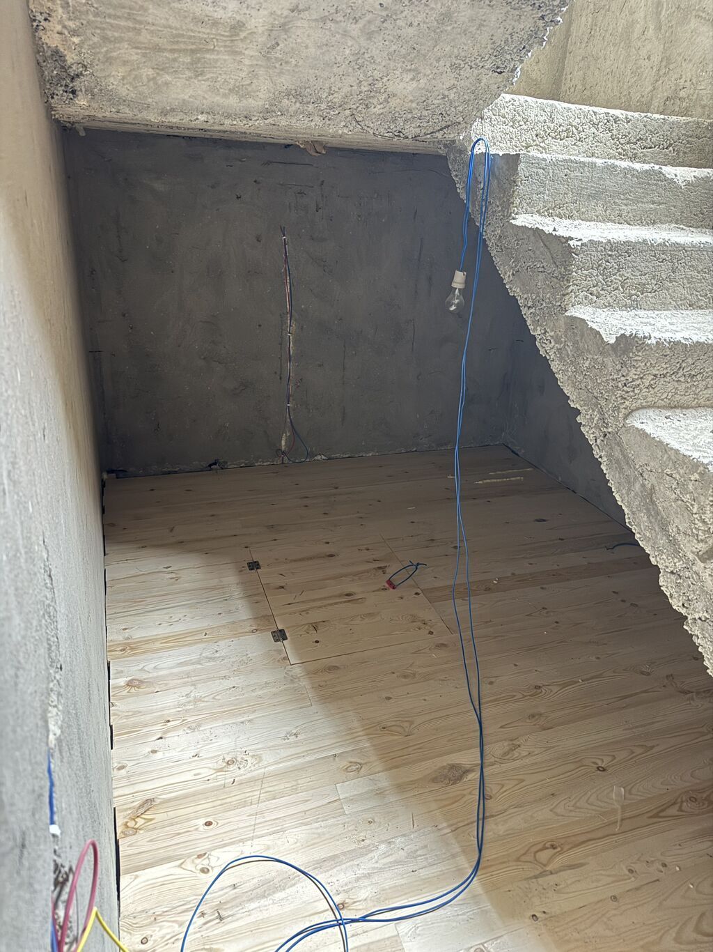 6 otaqlı, 220 kv. m