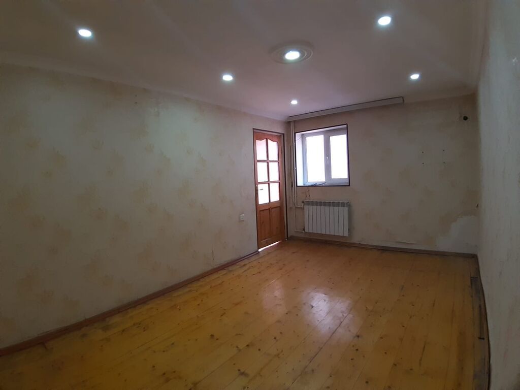 3otaqlı mənzil – mətbəx mebelli və qaz plitəsi ilə - Plan: 3 ayrı